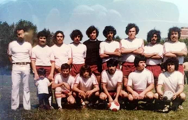 Childhood family photograph: Alberto, around two years old, with his father and his father’s football team before a game
